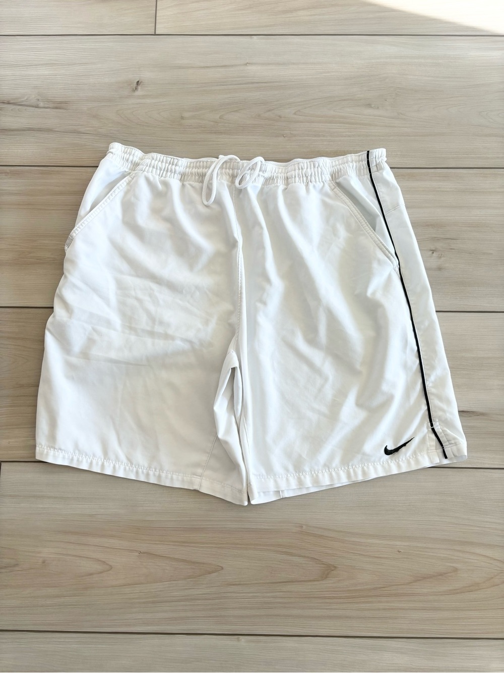 Nike Athletics Y2K 2000s baggy Men’s White Athletic Shorts with Black Piping L